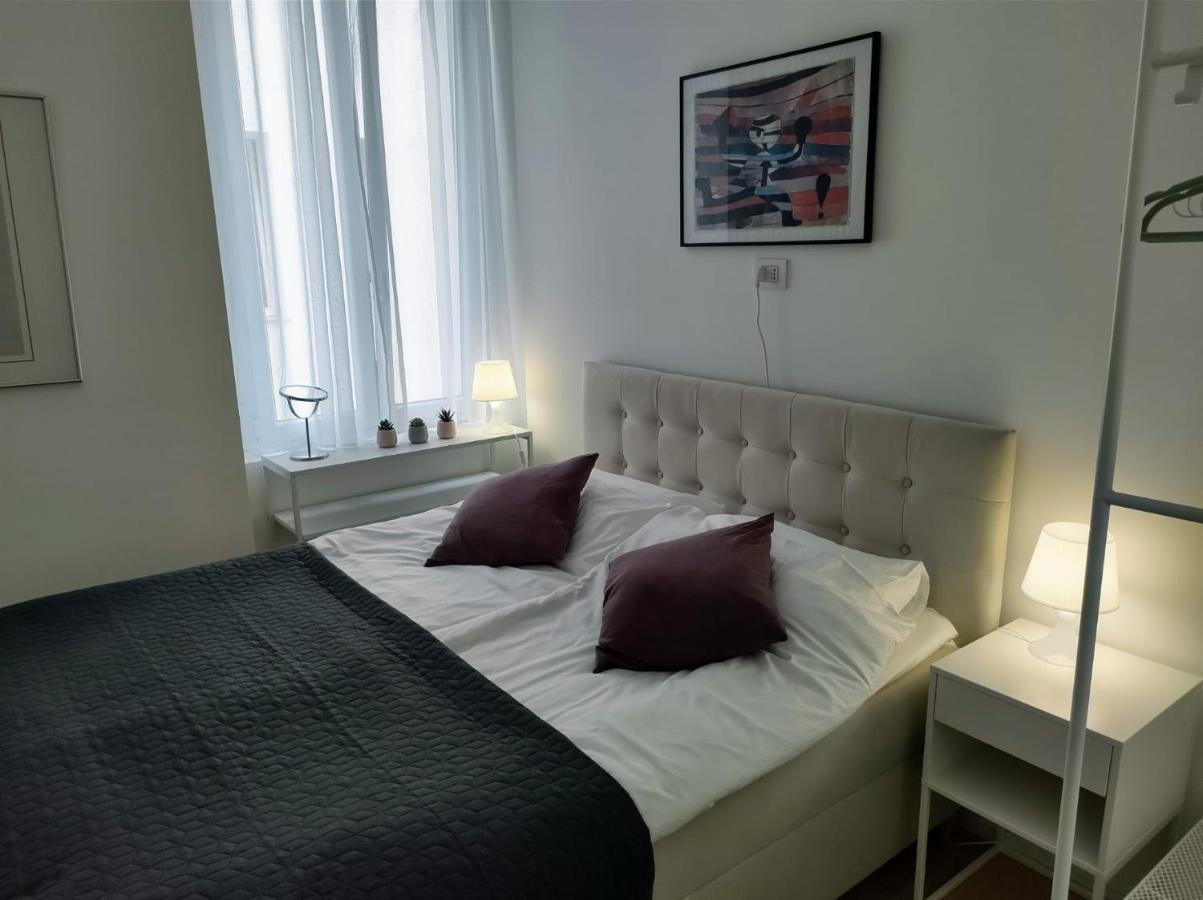 Boutique Apartments Cecilia ตรีเอสเต ภายนอก รูปภาพ