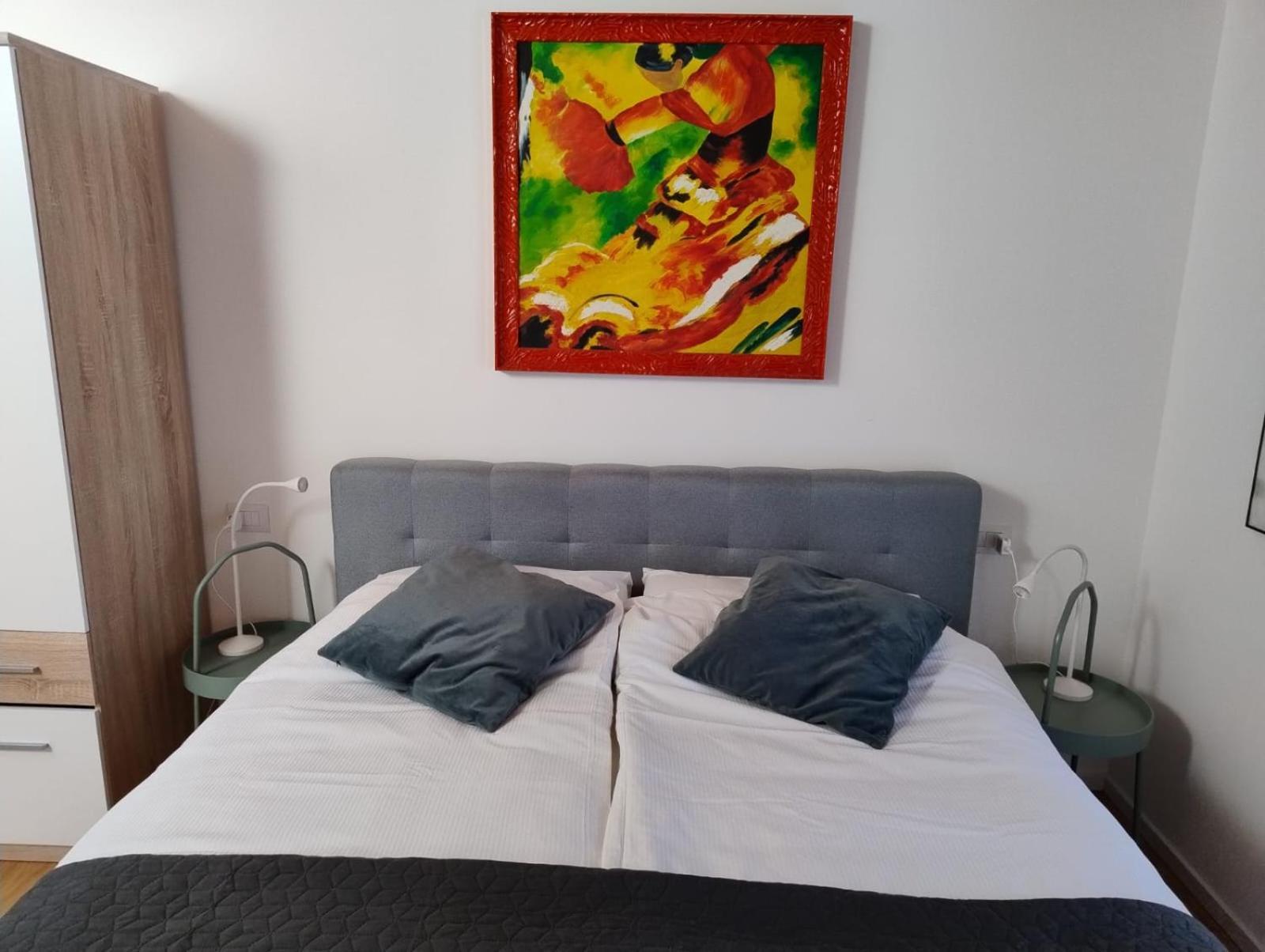 Boutique Apartments Cecilia ตรีเอสเต ภายนอก รูปภาพ