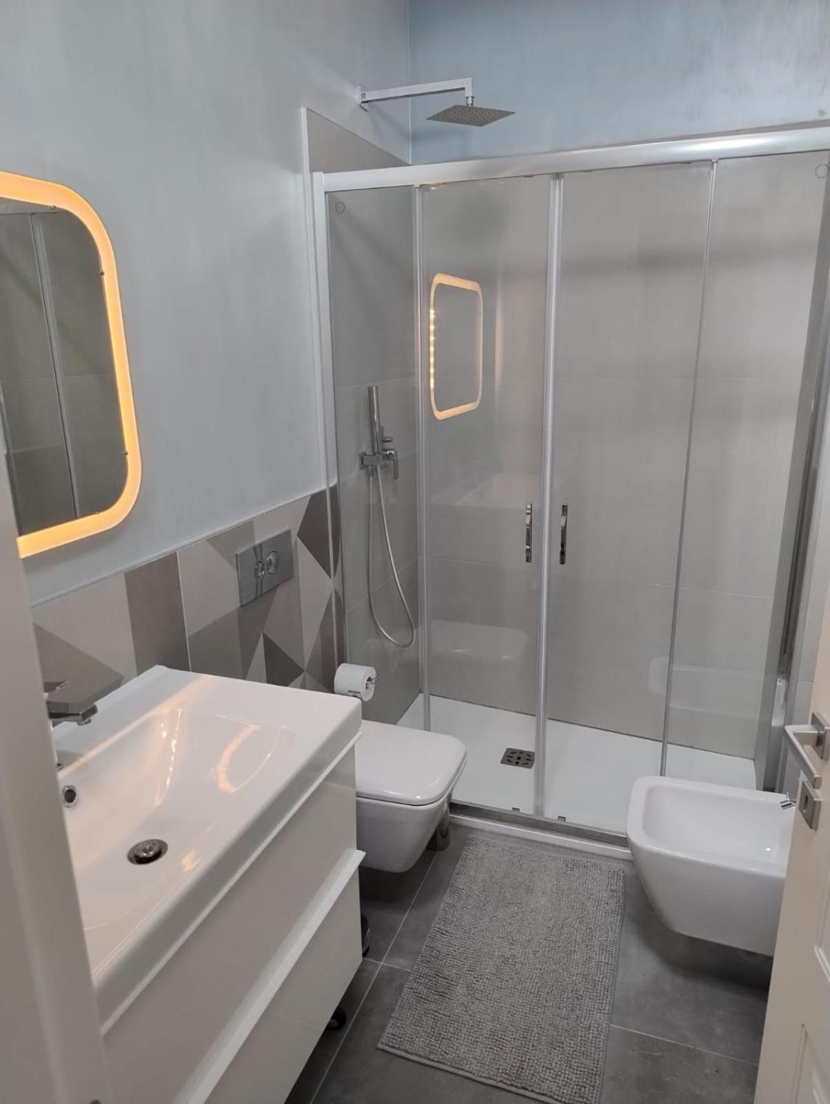 Boutique Apartments Cecilia ตรีเอสเต ภายนอก รูปภาพ